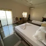 Pensión Garden 3*